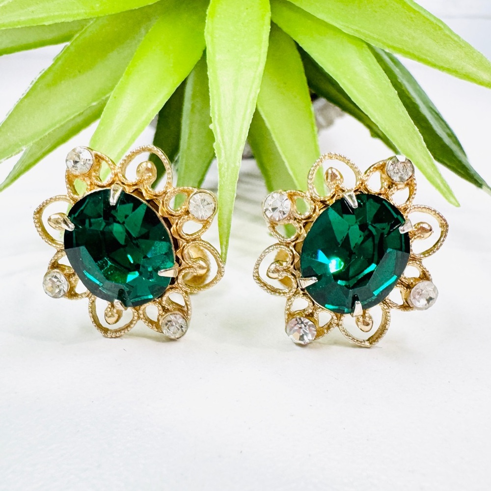 Vintage 40’s Coro Emerald Green Oval Glass Filigree Gold Tone Screw On Earrings